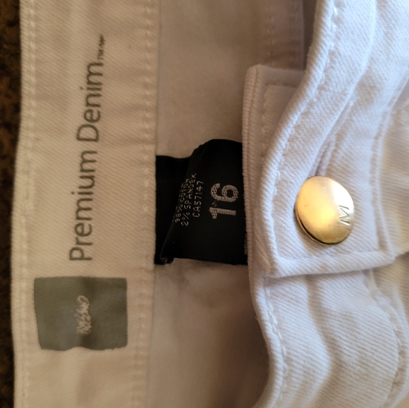 Womans  shorts size 16 - Picture 2 of 3